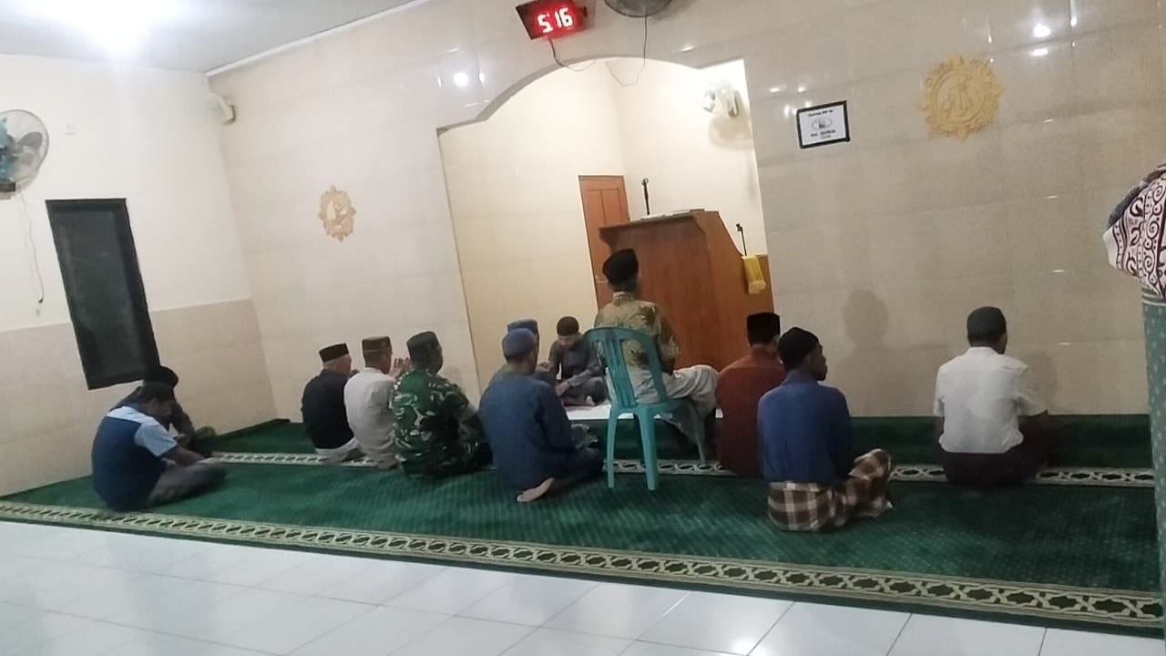 Babinsa Koramil 1409-08/Bontonompo Serka Rifai menggelar Safari Sholat Subuh bersama warga di Desa Kalebarembeng, Gowa, sekaligus memperkuat silaturahmi dan Komsos.