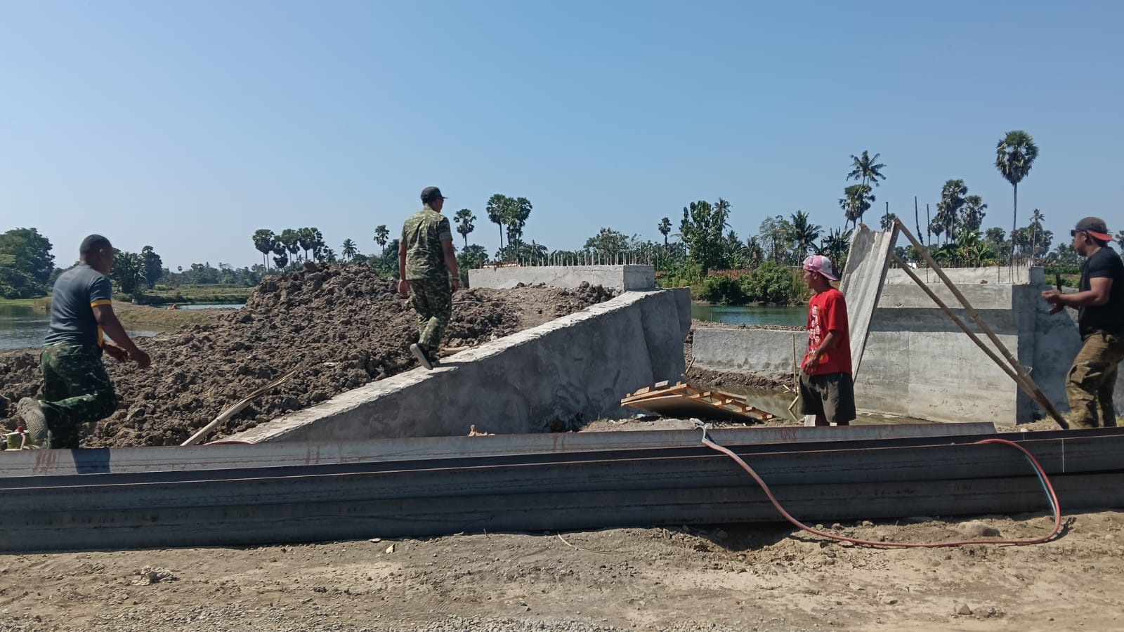 Pembangunan Jembatan Beton Tahap V yang melintasi Sungai Kanal Pabbundukang, Dusun Pabundukang,