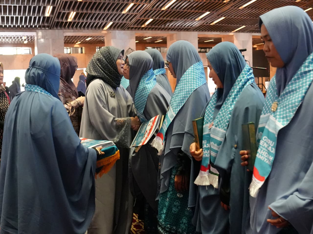 Wakil Wali Kota Makassar, Aliyah Mustika Ilham, menghadiri Pengukuhan 10.000 Guru Al-Qur’an atau Guru Ngaji