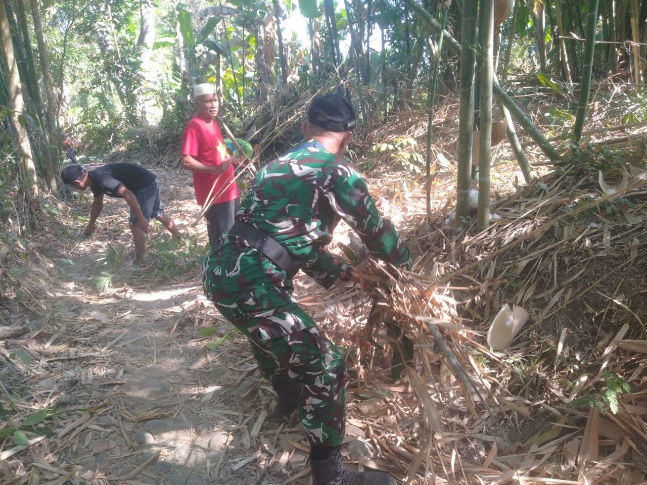 Babinsa Desa Julu Bori Koramil 1409-05/Pallangga, Pelda Suhardi Siga, memimpin aksi Karya Bakti bersama masyarakat