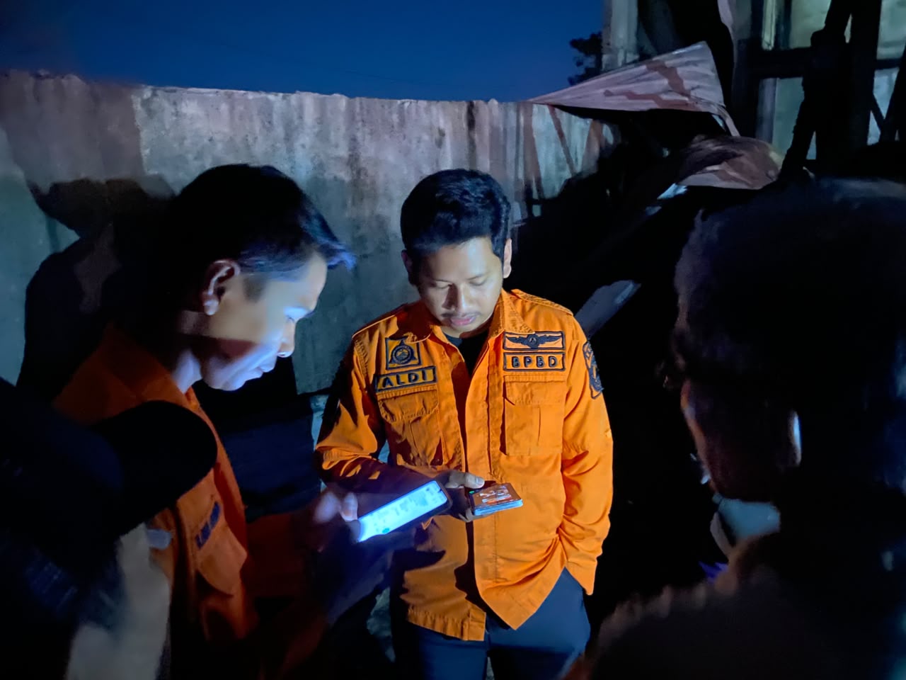 Badan Penanggulangan Bencana Daerah (BPBD) Kota Makassar melakukan penanganan kebakaran yang melanda satu rumah permanen