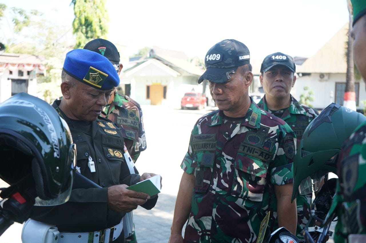 Subdenpom XIV/1-1/Takalar melakukan pemeriksaan kelengkapan fisik dan administrasi surat kendaraan bagi personel Kodim 1409/Gowa.