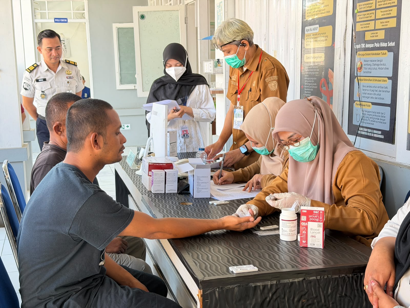 Lapas Narkotika Sungguminasa bersama Puskesmas Pattallassang menggelar Mobile VCT untuk deteksi dini HIV dan sifilis bagi warga binaan.