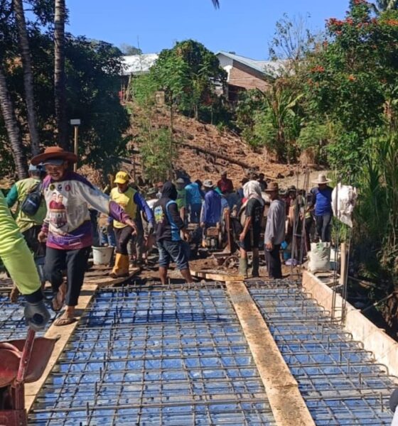 – Akses perhubungan masyarakat di wilayah pelosok Kabupaten Gowa kian mendekati kenyataan. Pembangunan Jembatan Beton Sungai Badenglolo Tahap V yang terletak di Desa Borimasunggu, Kecamatan Biringbulu, Kabupaten Gowa,
