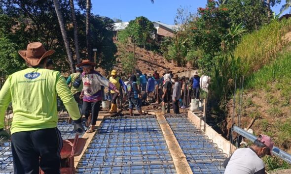 – Akses perhubungan masyarakat di wilayah pelosok Kabupaten Gowa kian mendekati kenyataan. Pembangunan Jembatan Beton Sungai Badenglolo Tahap V yang terletak di Desa Borimasunggu, Kecamatan Biringbulu, Kabupaten Gowa,