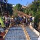 – Akses perhubungan masyarakat di wilayah pelosok Kabupaten Gowa kian mendekati kenyataan. Pembangunan Jembatan Beton Sungai Badenglolo Tahap V yang terletak di Desa Borimasunggu, Kecamatan Biringbulu, Kabupaten Gowa,