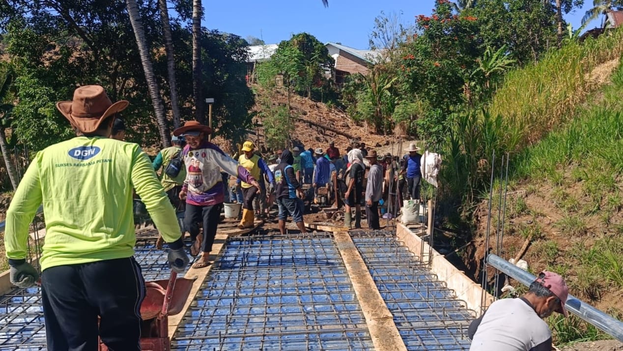– Akses perhubungan masyarakat di wilayah pelosok Kabupaten Gowa kian mendekati kenyataan. Pembangunan Jembatan Beton Sungai Badenglolo Tahap V yang terletak di Desa Borimasunggu, Kecamatan Biringbulu, Kabupaten Gowa,