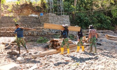 Kolaborasi solid antara personel TNI dan masyarakat terus mendorong percepatan pembangunan Jembatan Gantung/Perintis Tahap V di Sungai Lambere,