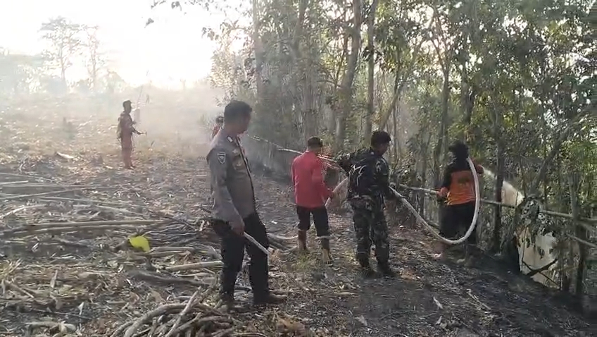 Respons cepat personel Kodim 1409/Gowa bersama tim gabungan berhasil mengendalikan dan memadamkan kebakaran hutan dan lahan (Karhutla)