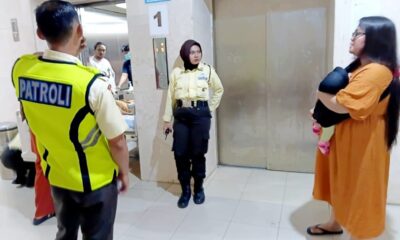 Suasana di area pintu lift lantai 1 Rumah Sakit Universitas Hasanuddin (RS Unhas)