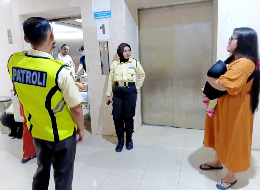 Suasana di area pintu lift lantai 1 Rumah Sakit Universitas Hasanuddin (RS Unhas)
