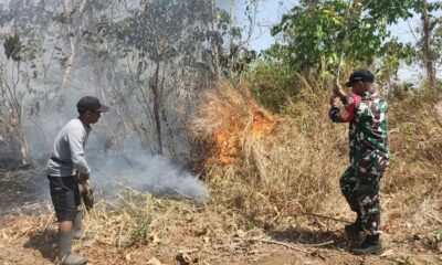 Respons cepat Babinsa Koramil 1409-03/Bontomarannu, Sertu Ahmad Mahmud, bersama masyarakat berhasil memadamkan kebakaran lahan di Dusun Moncongloe,
