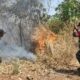 Respons cepat Babinsa Koramil 1409-03/Bontomarannu, Sertu Ahmad Mahmud, bersama masyarakat berhasil memadamkan kebakaran lahan di Dusun Moncongloe,