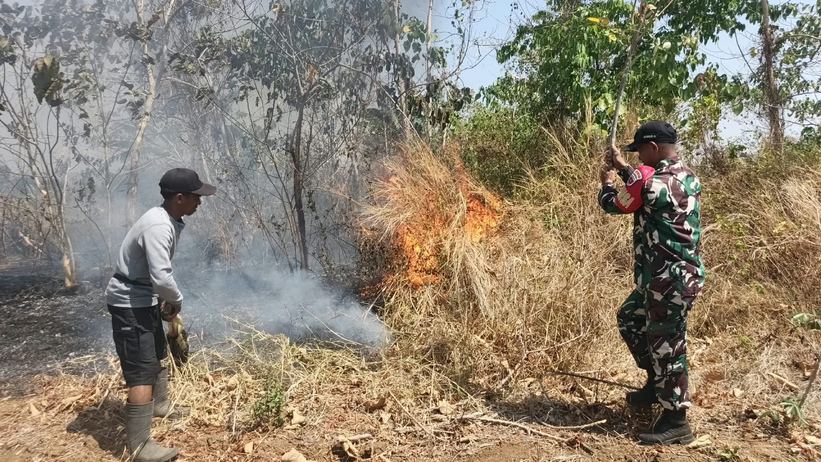 Respons cepat Babinsa Koramil 1409-03/Bontomarannu, Sertu Ahmad Mahmud, bersama masyarakat berhasil memadamkan kebakaran lahan di Dusun Moncongloe,