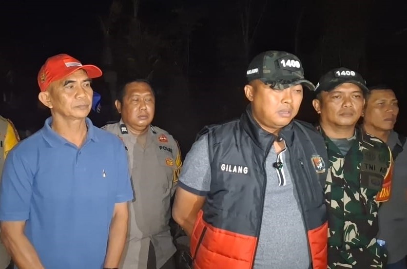 Dandim 1409/Gowa Letkol Inf Gilang Nugraha Kresnadi memimpin penggerebekan judi sabung ayam di Bontomarannu, Gowa, bersama TNI dan Polri.