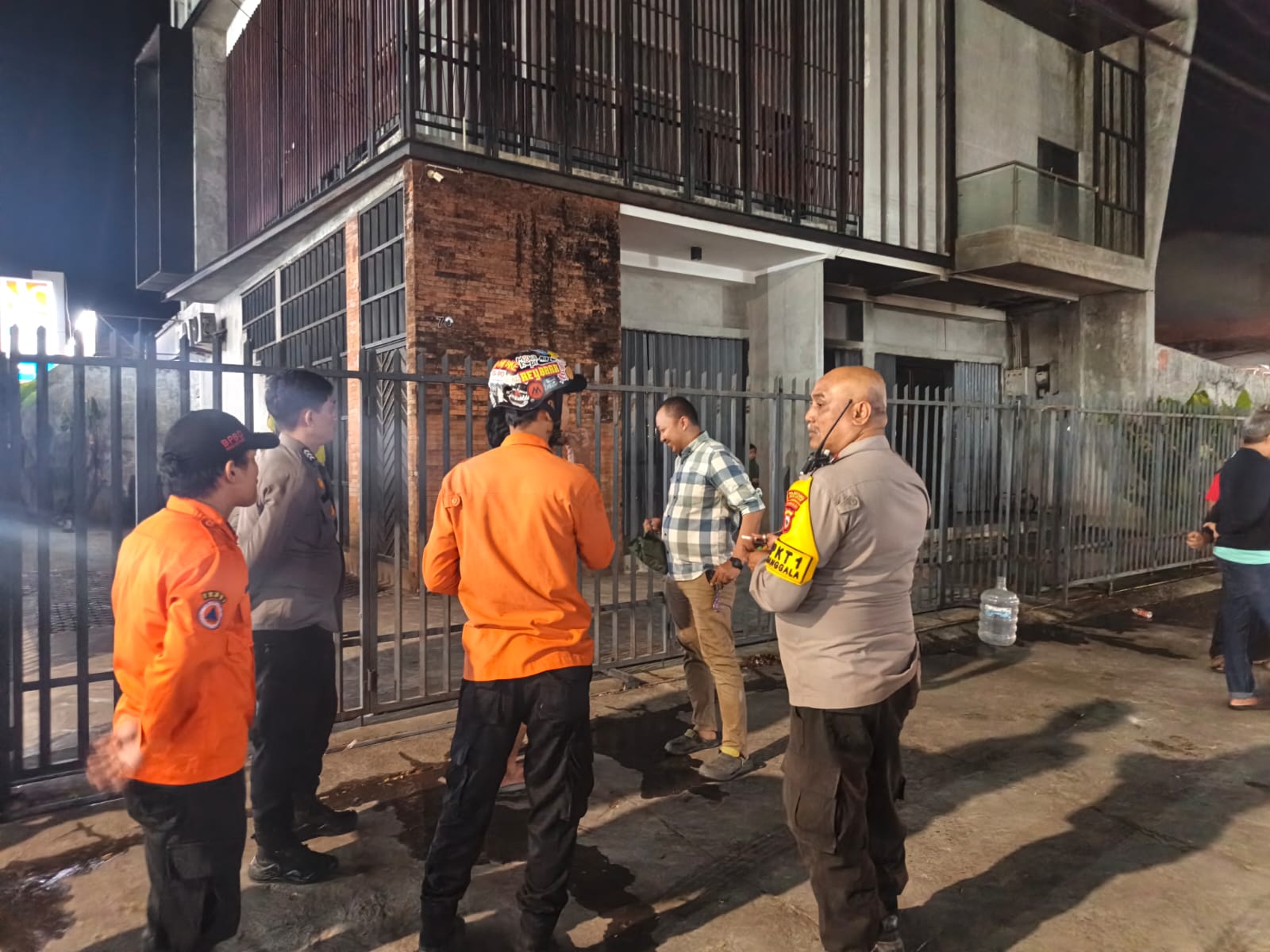 Kebakaran terjadi di sebuah outlet ruangan cafe yang berada di Jalan Toddopuli 7,