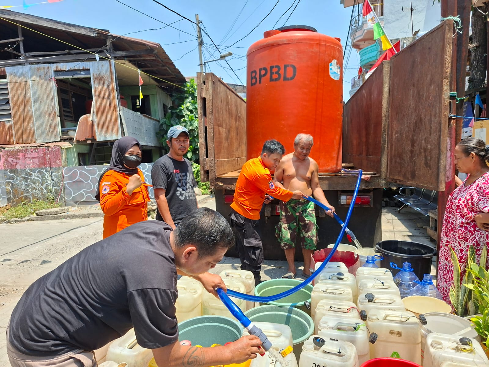 Badan Penanggulangan Bencana Daerah (BPBD) Kota Makassar kembali bergerak cepat memenuhi kebutuhan dasar masyarakat