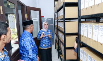 Bupati Barru Andi Ina Kartika Sari melakukan sidak di Dinas Perpustakaan dan Kearsipan untuk mengecek disiplin pegawai, promosi literasi digital, serta kondisi fasilitas kantor.