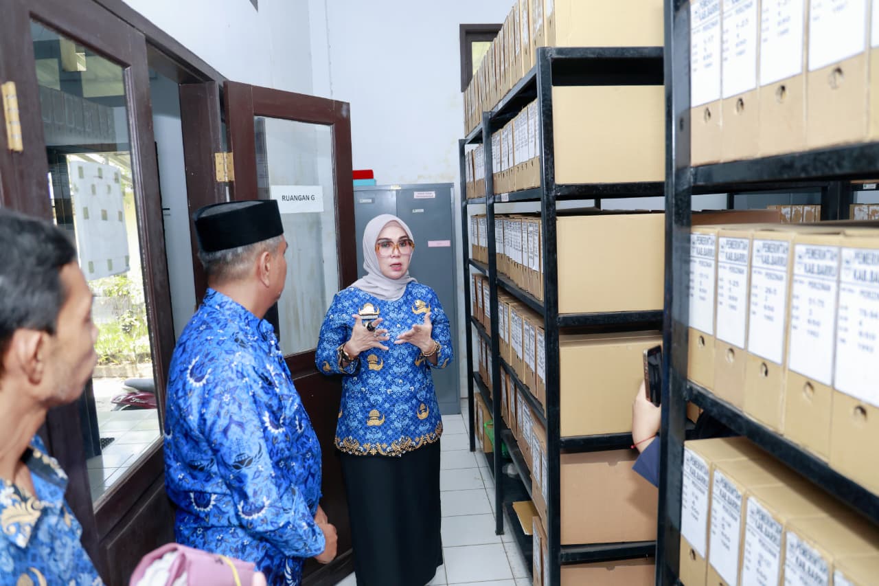 Bupati Barru Andi Ina Kartika Sari melakukan sidak di Dinas Perpustakaan dan Kearsipan untuk mengecek disiplin pegawai, promosi literasi digital, serta kondisi fasilitas kantor.