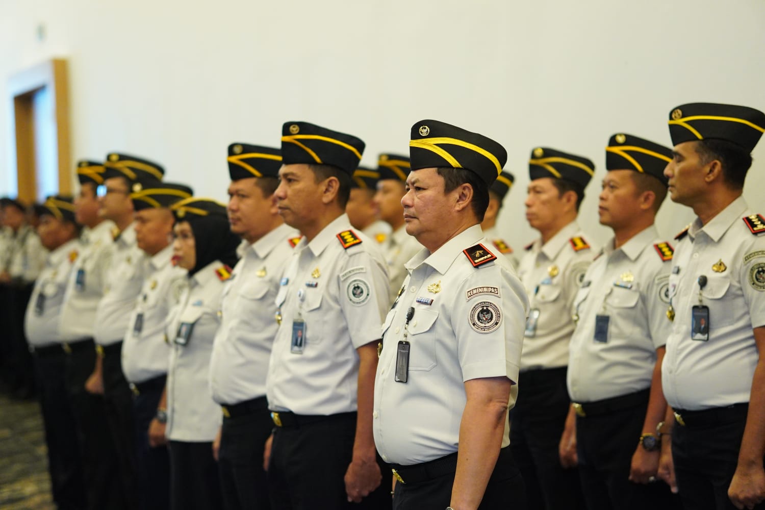 Sebanyak 13 CPNS Lapas Kelas I Makassar resmi dilantik dan diambil sumpah sebagai PNS. Kalapas Gumilar Budirahayu menekankan integritas, disiplin dan profesionalisme dalam pengabdian.