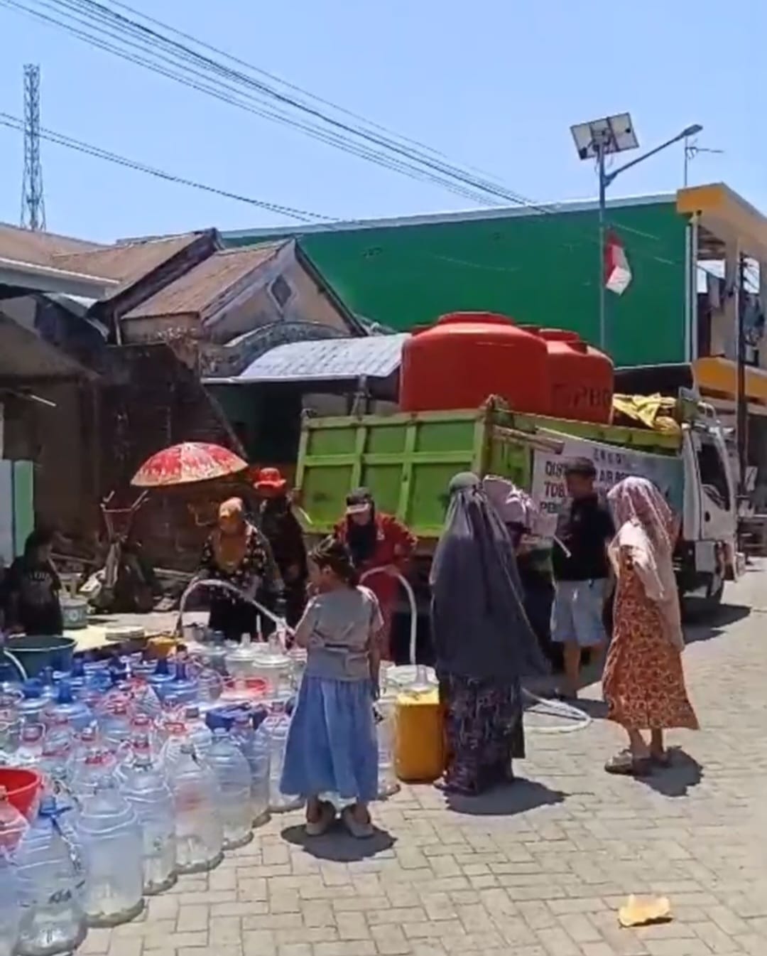 BPBD Makassar menyalurkan 202.000 liter air bersih ke 47 titik di 24 kelurahan dan 8 kecamatan untuk membantu warga terdampak gangguan pasokan air.
