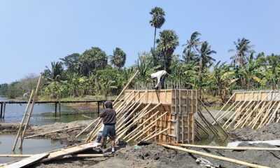 Semangat gotong royong dan kemanunggalan TNI dengan rakyat kembali terlihat dalam pembangunan infrastruktur di Kabupaten Gowa, Sulawesi Selatan.