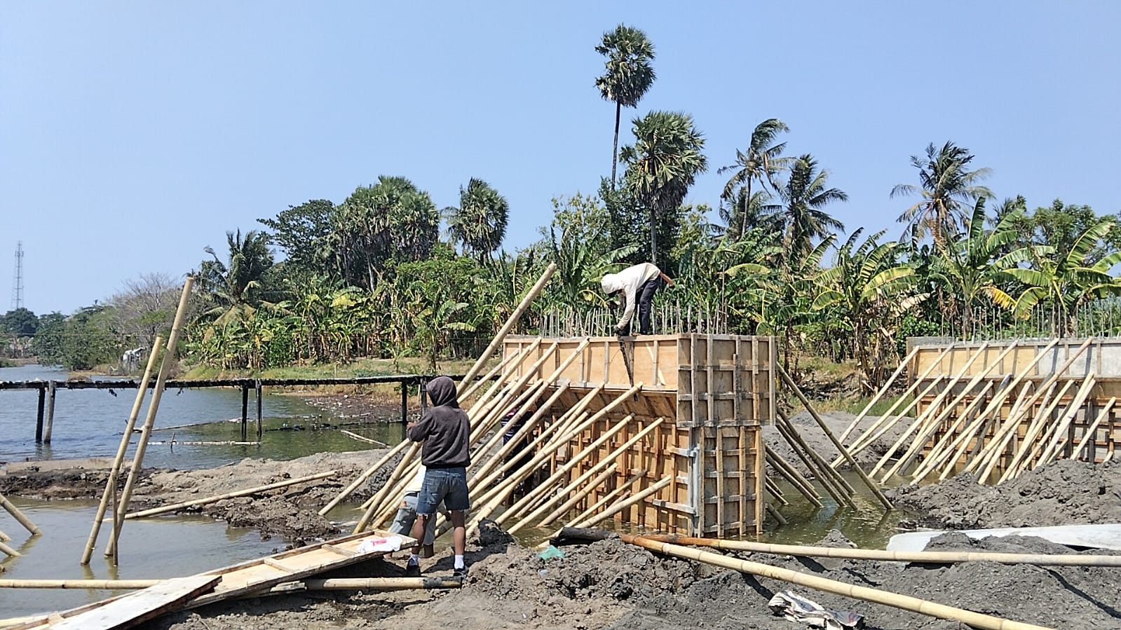 Semangat gotong royong dan kemanunggalan TNI dengan rakyat kembali terlihat dalam pembangunan infrastruktur di Kabupaten Gowa, Sulawesi Selatan.