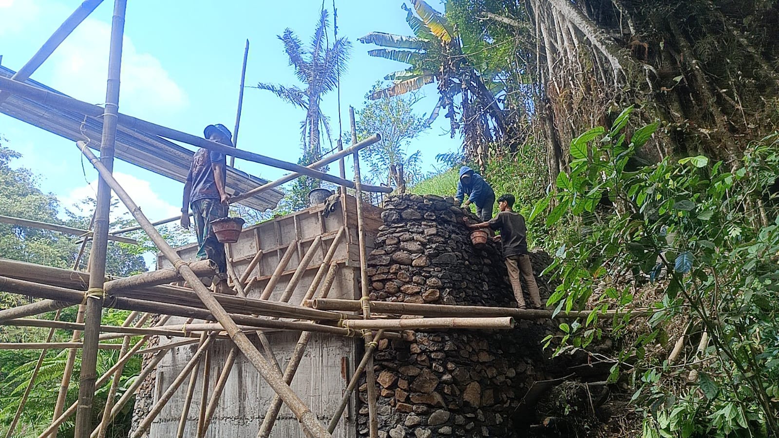 Semangat gotong royong kembali terlihat dalam pembangunan infrastruktur di Kabupaten Gowa.