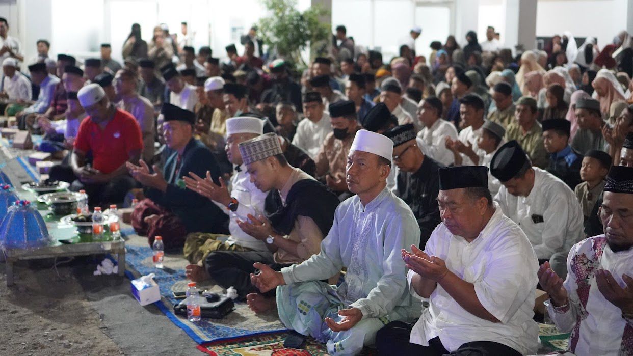 Seribuan jamaah dari berbagai kalangan memadati pelataran Masjid Modern Kurir Langit dalam perhelatan akbar Peringatan Maulid Nabi Muhammad SAW