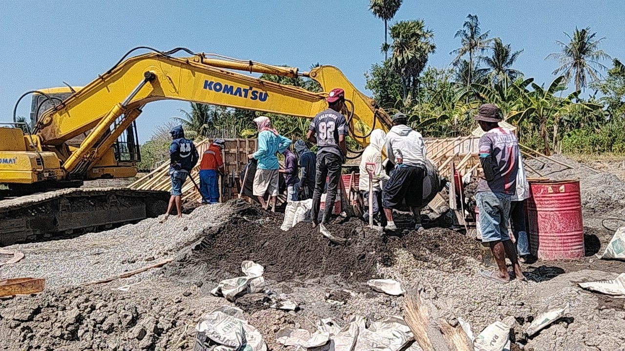 Semangat gotong royong antara TNI dan masyarakat kembali terlihat dalam pembangunan infrastruktur