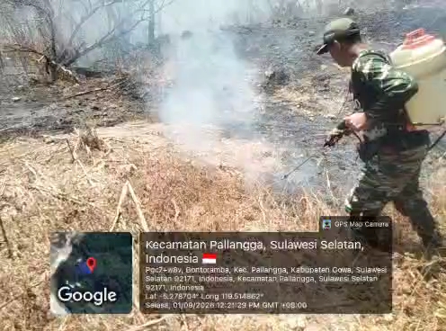 Kepulan asap yang terlihat membumbung dari seberang sungai memicu respons cepat Babinsa Kodim 1409/Gowa bersama masyarakat.