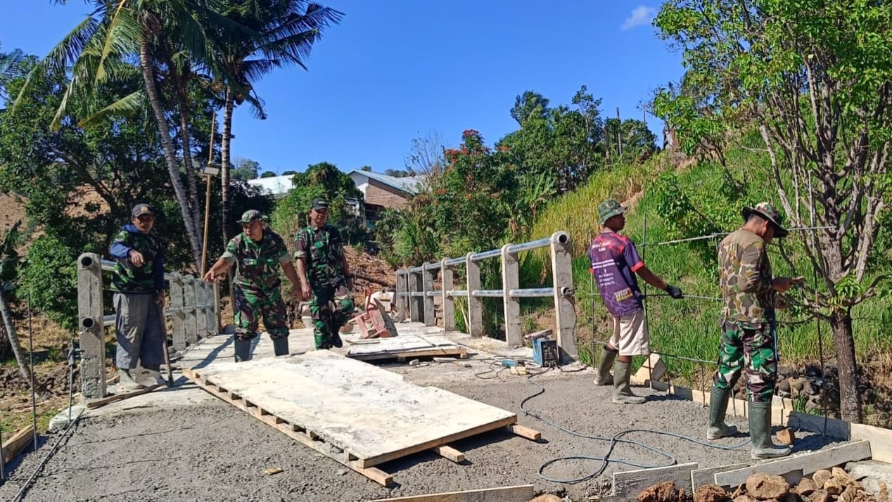 Pembangunan Jembatan Beton Sungai Badenglolo Tahap V di Borimasunggu, Gowa, mencapai 85 persen. TNI dan warga bersinergi mempercepat pembangunan.