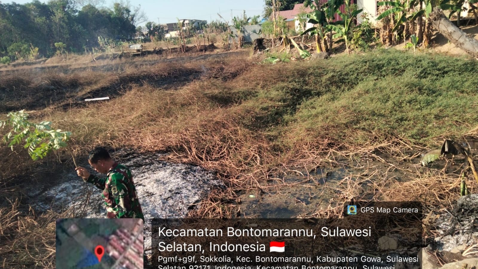 Respons cepat Babinsa Kodim 1409/Gowa bersama Tim Pemadam Kebakaran (Damkar) Kabupaten Gowa