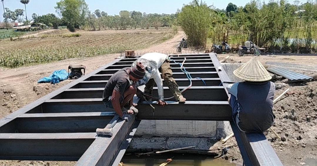 Pembangunan jembatan beton tahap V di Sungai Kanal Pabbundukang, Dusun Pabundukang,