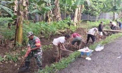 Semangat gotong royong dan kepedulian terhadap kebersihan lingkungan ditunjukkan jajaran TNI, Polri, dan masyarakat