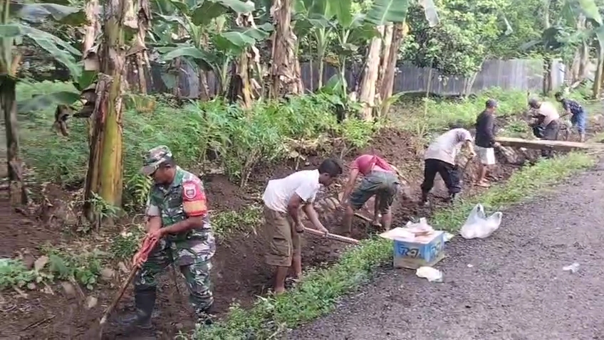 Semangat gotong royong dan kepedulian terhadap kebersihan lingkungan ditunjukkan jajaran TNI, Polri, dan masyarakat
