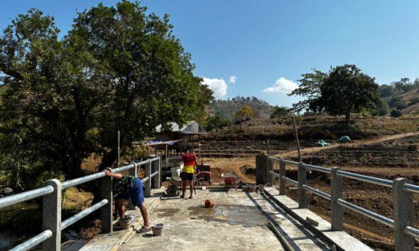 Semangat gotong royong antara TNI dan masyarakat kembali terlihat dalam pembangunan Jembatan Beton Sungai Badenglolo