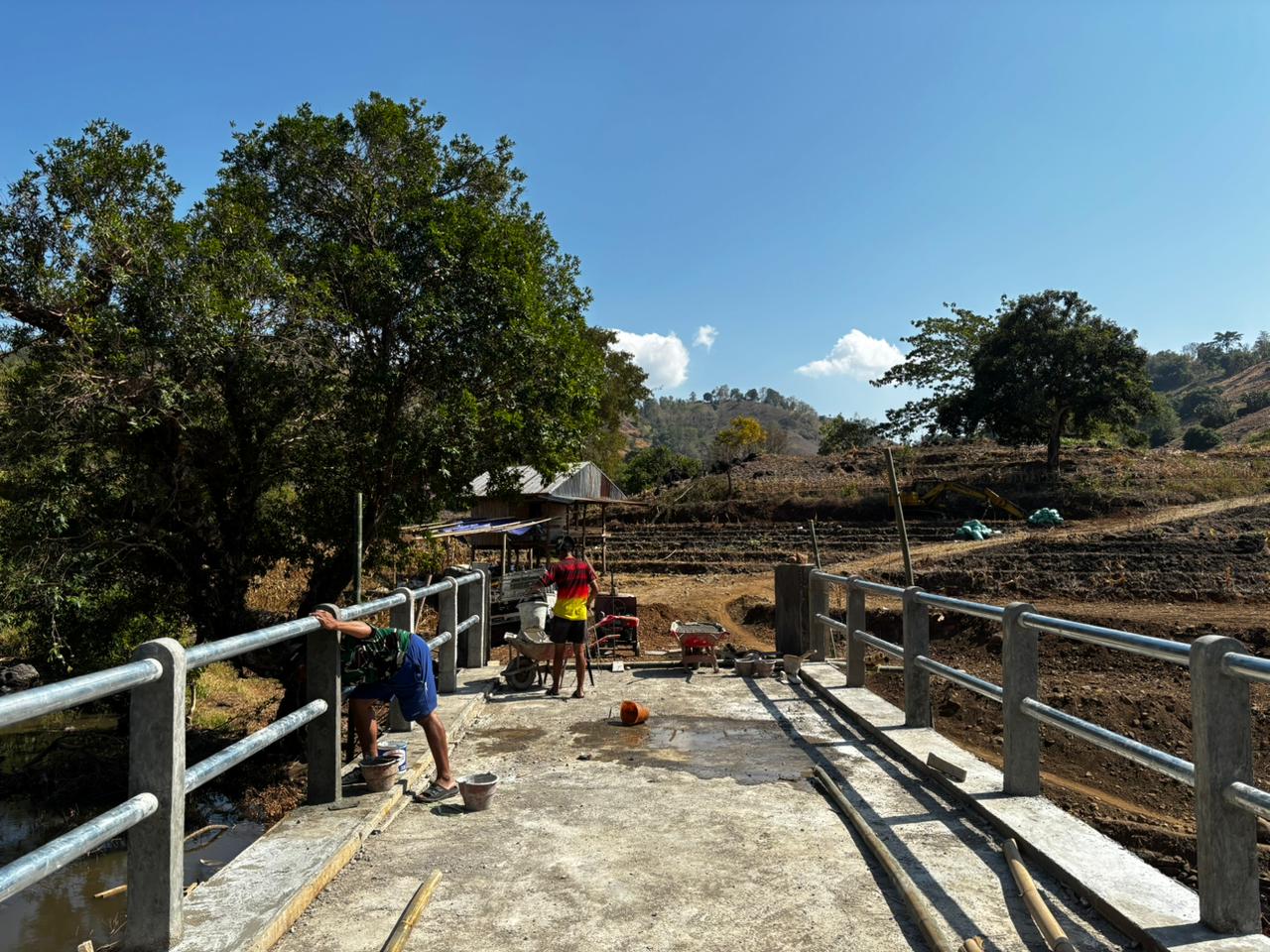 Semangat gotong royong antara TNI dan masyarakat kembali terlihat dalam pembangunan Jembatan Beton Sungai Badenglolo
