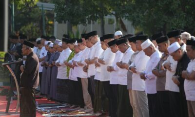 Wali Kota Makassar, Munafri Arifuddin, bersama jajaran Pemerintah Kota Makassar dan masyarakat melaksanakan Salat Istisqa di halaman Masjid Al Markaz Al-Islami,