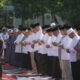 Wali Kota Makassar, Munafri Arifuddin, bersama jajaran Pemerintah Kota Makassar dan masyarakat melaksanakan Salat Istisqa di halaman Masjid Al Markaz Al-Islami,