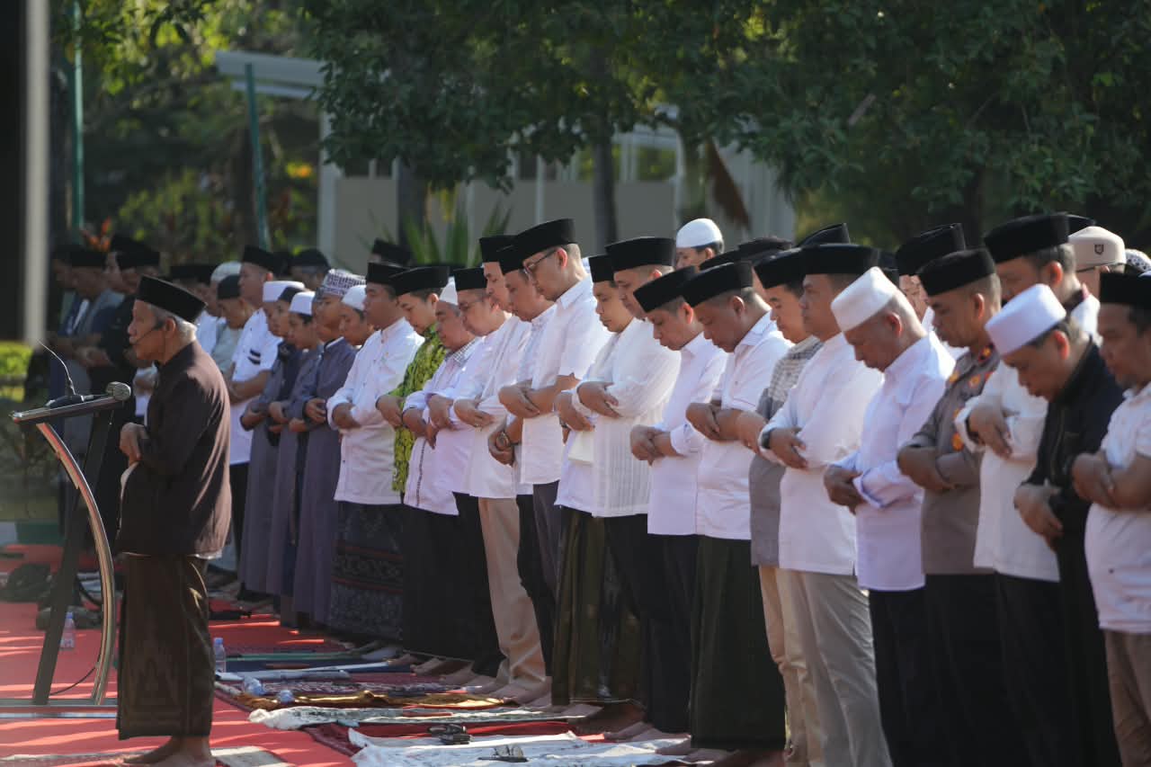 Wali Kota Makassar, Munafri Arifuddin, bersama jajaran Pemerintah Kota Makassar dan masyarakat melaksanakan Salat Istisqa di halaman Masjid Al Markaz Al-Islami,