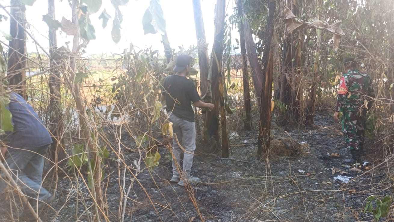 Respons cepat aparat gabungan bersama masyarakat berhasil mengendalikan dan memadamkan kebakaran lahan kosong