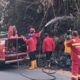 Aksi sigap ditunjukkan Babinsa Kodim 1409/Gowa bersama personel Manggala Agni