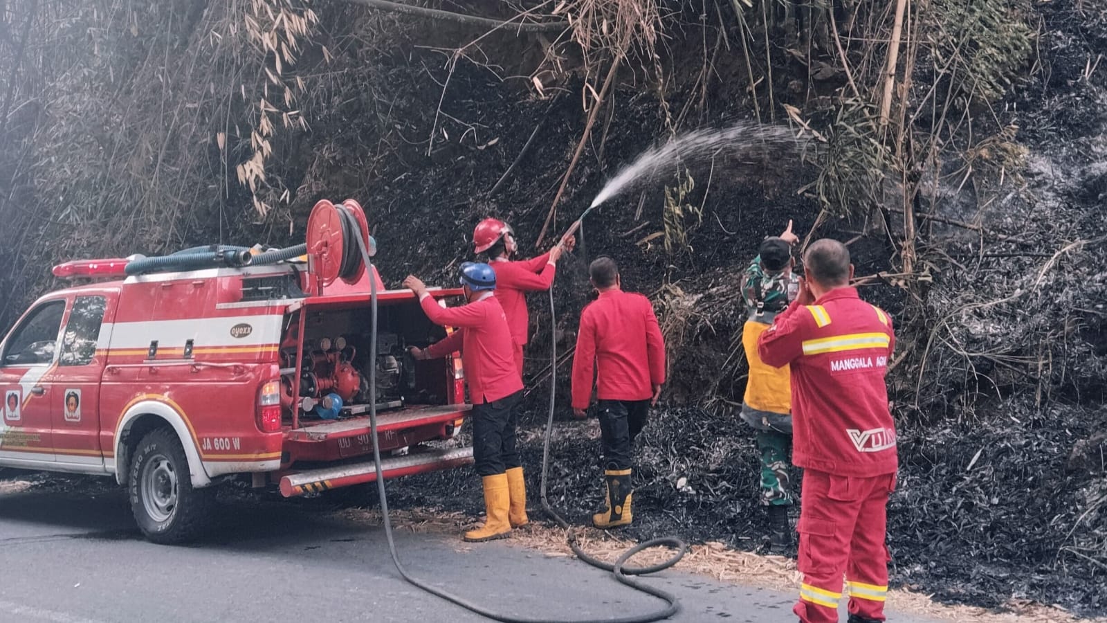 Aksi sigap ditunjukkan Babinsa Kodim 1409/Gowa bersama personel Manggala Agni