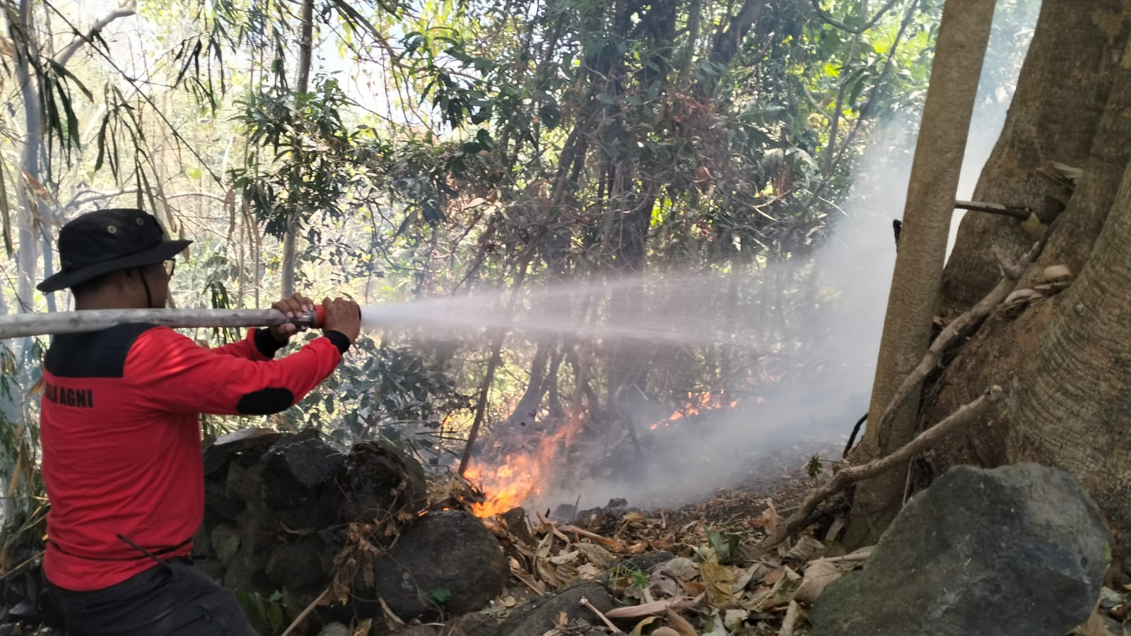 Respons cepat aparat gabungan bersama masyarakat berhasil mengendalikan kebakaran lahan