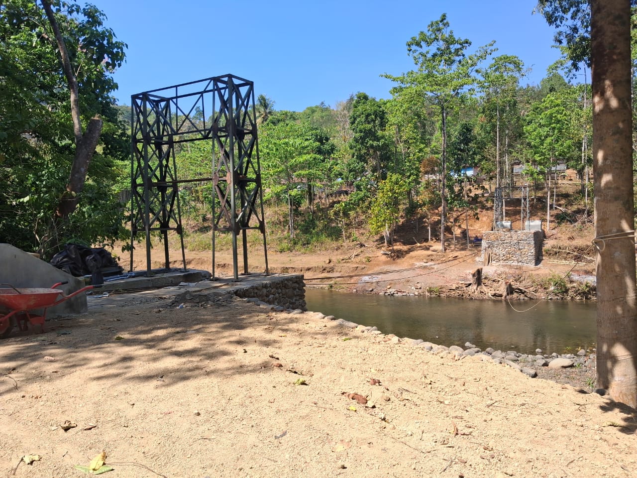 Semangat gotong royong antara TNI dan masyarakat kembali terlihat dalam pembangunan infrastruktur di Kabupaten Gowa.