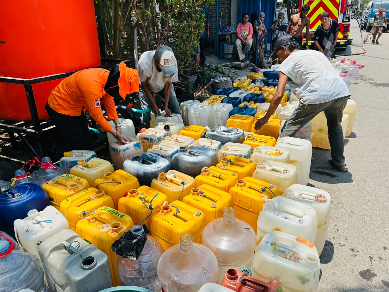 Badan Penanggulangan Bencana Daerah (BPBD) Kota Makassar terus mengintensifkan penanganan darurat bencana kekeringan dengan mendistribusikan air bersih kepada masyarakat yang terdampak.