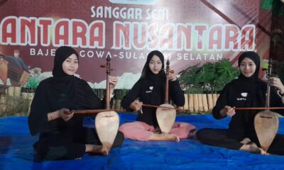 Tiga gadis dengan percaya diri memainkan kesok-kesok di Sanggar Seni Antara Nusantara,