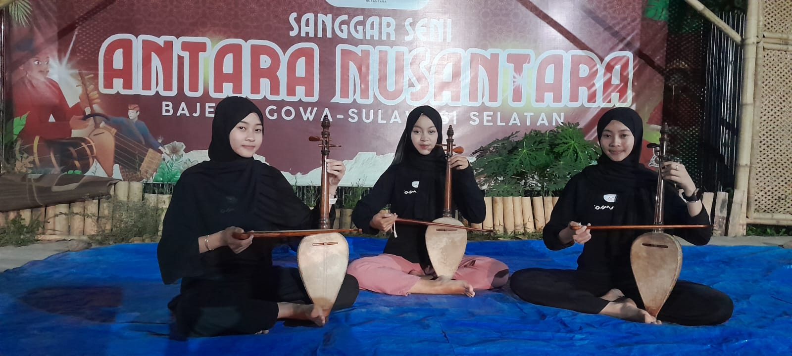 Tiga gadis dengan percaya diri memainkan kesok-kesok di Sanggar Seni Antara Nusantara,