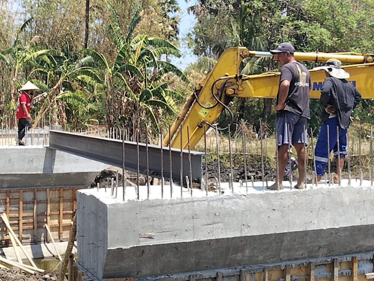 Semangat gotong royong antara TNI dan masyarakat kembali terlihat dalam pembangunan infrastruktur di Kabupaten Gowa.
